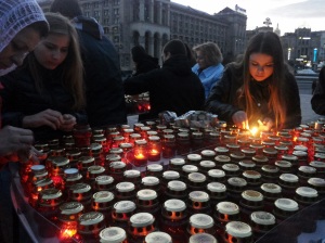 Passanten zünden am Maidan den mit ausgelegten Kerzen geschriebenen Slogan "Слава Україні!" - Ehre der Ukraine!
