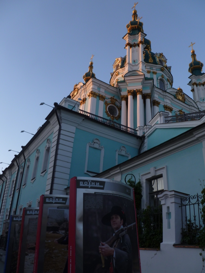 Ausstellung "Krieger: Geschichte der ukrainischen Armee" vor der Andreaskirche in Kiew
